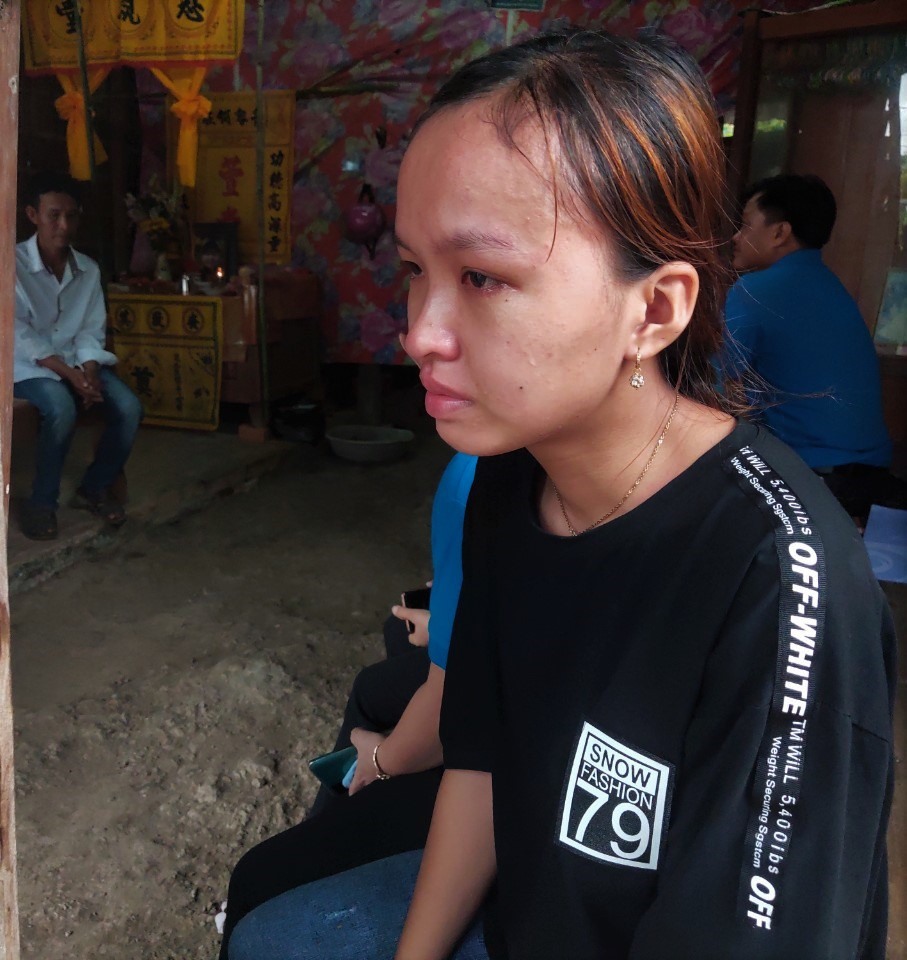 Em Nguyễn Thị Thanh Thảo là con gái của chị Nguyễn Thị Nguyệt nạn nhân trong vụ sập công trình tử vong ở tỉnh Đồng Nai, xúc động khi kể về lời hứa của mẹ xây dựng lại căn nhà. Ảnh: Thành Nhân