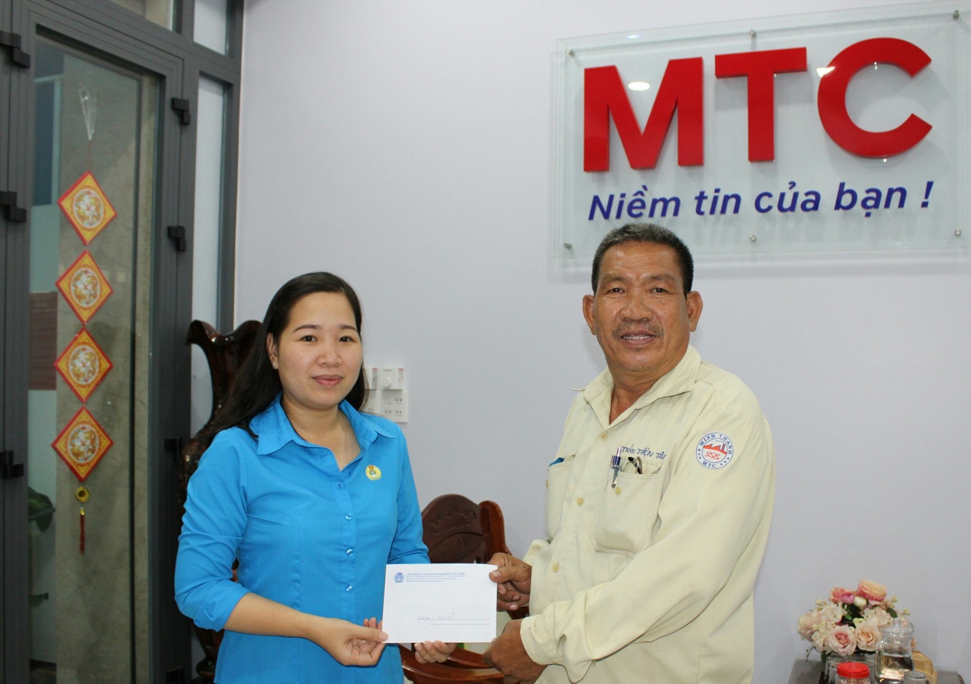 Chủ tịch LĐLĐ TP Cao Lãnh Huỳnh Thị Thu Thủy tặng quà cho đoàn viên Công ty TNHH Minh Thanh. Ảnh: Trung Hiếu
