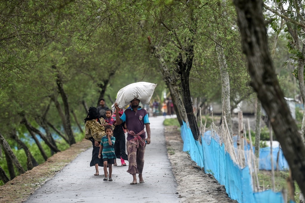 Người dân Bangladesh sơ tán. Ảnh: AFP
