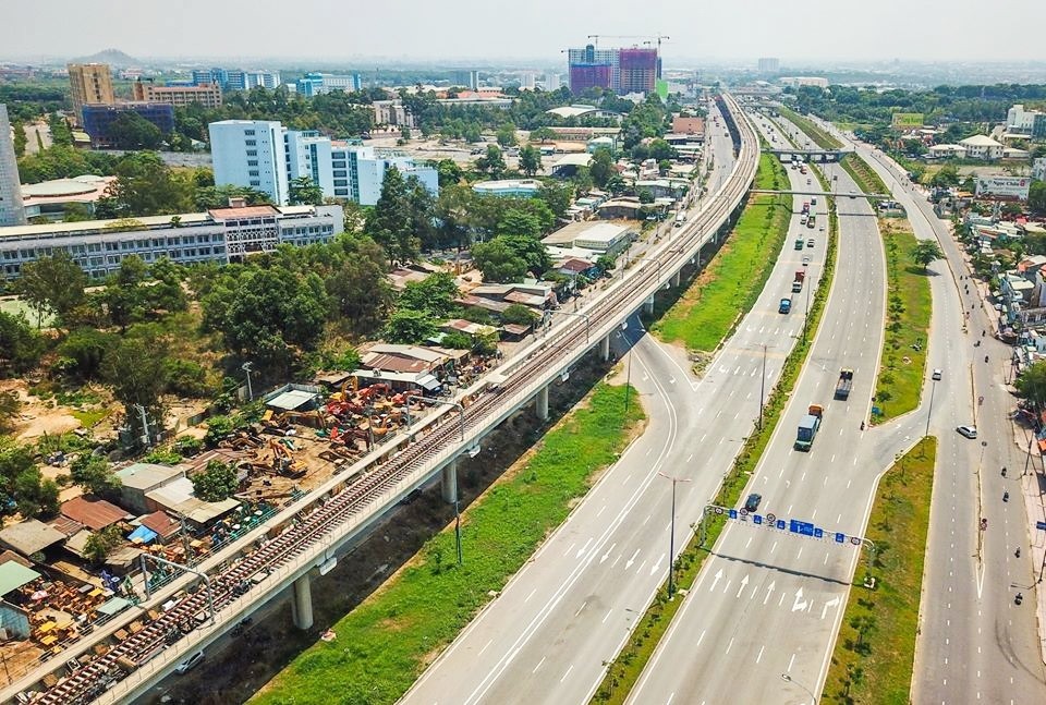 Khu vực phía Đông còn là nơi tập trung nhiều đầu tư hạ tầng. Tuyến metro số 1 (Bến Thành - Suối Tiên) chạy dọc theo Xa lộ Hà Nội. Ảnh: Ban quản lý đường sắt đô thị TPHCM.