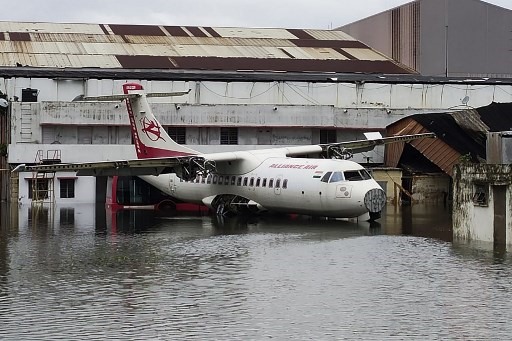 Một chiếc máy bay đang đậu tại sân bay quốc tế Netaji Subhas Chandra Bose bị ngập nước sau trận đổ bộ của siêu bão Amphan ở thành phố Kolkata, Ấn Độ, ngày 21.5. Ảnh: AFP