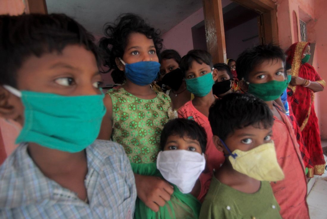 Trẻ em đeo khẩu trang phòng chống COVID-19 tại trại cứu trợ ở Paradeep, Ấn Độ. Ảnh: AFP