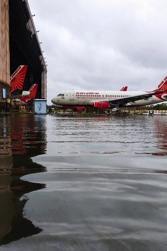 Máy bay của hãng hàng không Air India tại sân bay quốc tế Netaji Subhas Chandra Bose  sau bão  Amphan, ngày 21.5. Ảnh: AFP