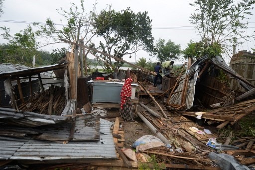 Dân làng dọn dẹp nhà cửa bị hư hại sau khi siêu bão Amphan đổ bộ xuống huyện Satkhira thuộc Khulna, Bangladesh, ngày 21.5. Ảnh: AFP