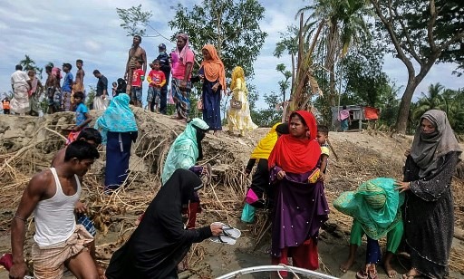 Cư dân làng Dhalchar trên đảo Bhola thuộc Barisal, Bangladesh đang trong lúc đi sơ tán ngày 19.5, trước khi siêu bão đổ bộ. Ảnh: AFP