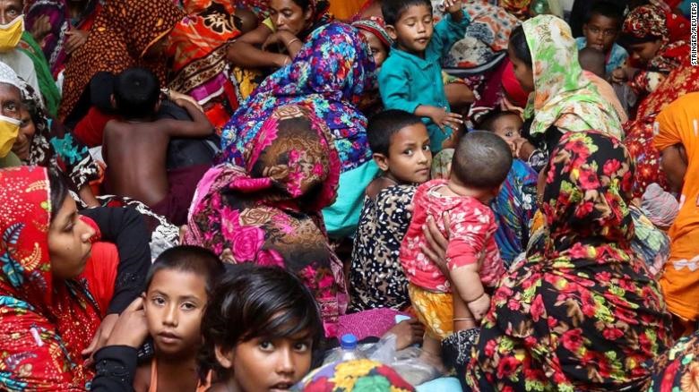 Người dân tập trung tại một nơi trú ẩn an toàn ở Gabura, ngoại ô Satkhira, Bangladesh ngày 20.5. Ảnh: AFP