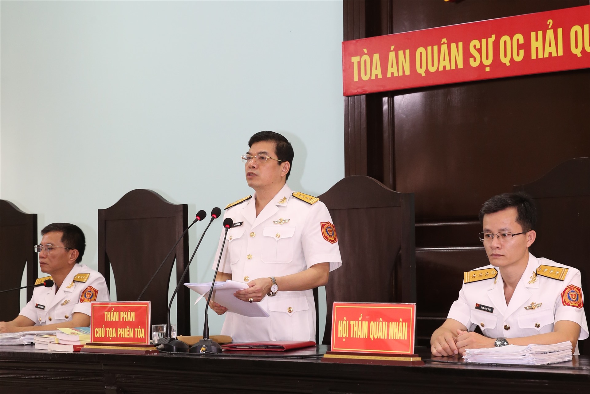 Chủ tọa Lê Thành Nam đọc bản án với các bị cáo trong vụ án sai phạm tại QCHQ. Ảnh: Thông tấn quân sự.