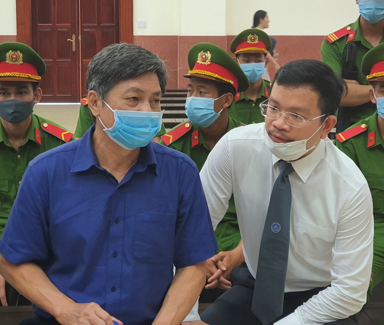 Bị cáo Đào Anh Kiệt (trái) - cựu Giám đốc Sở Tài nguyên Môi trường TPHCM trao đổi với luật sư trước phiên toà phúc thẩm. Ảnh: Đình Trường.
