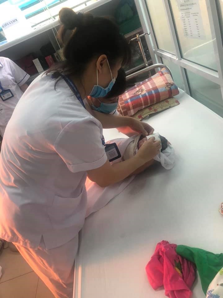 Nhân viên y tế chăm sóc cho bé sau sinh. Ảnh: CDC Hà Nội.