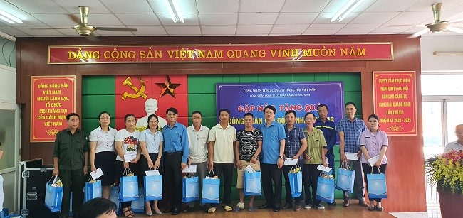 Lãnh đạo Công đoàn Tổng Công ty Hàng hải Việt Nam trao hỗ trợ tới đoàn viên khó khăn. Ảnh: Linh Chu