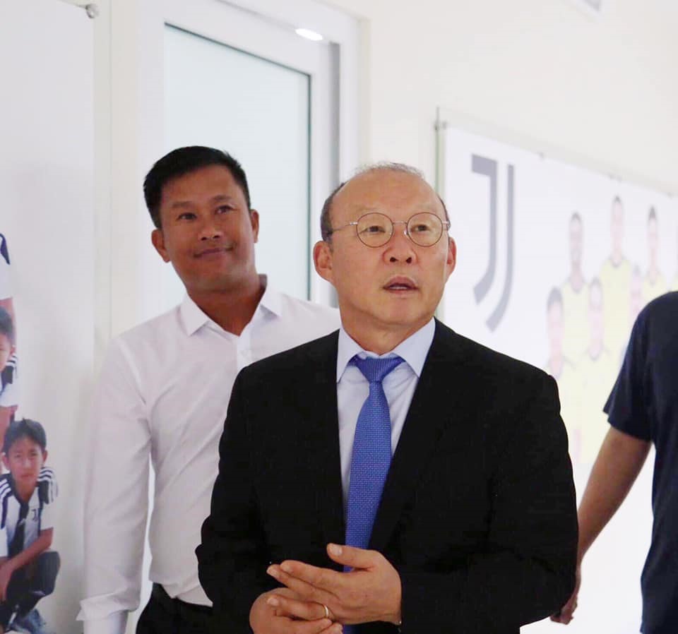 Huấn luyện viên tuyển Việt Nam Park Hang-seo từng thăm học viện Juventus Việt Nam. Ảnh: NVCC.