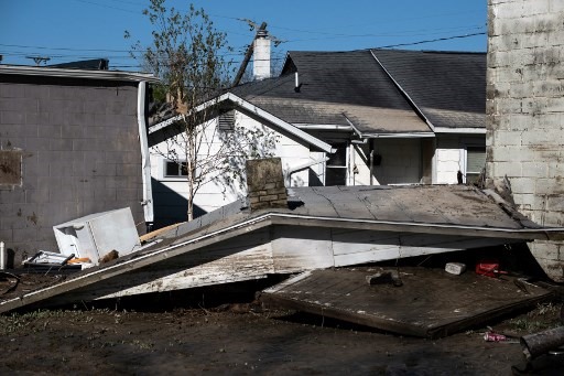 Các ngôi nhà bị hư hại sau khi dòng nước cao tới 3 mét chảy qua thị trấn Sanford, Michigan, ngày 21.5. Ảnh: AFP