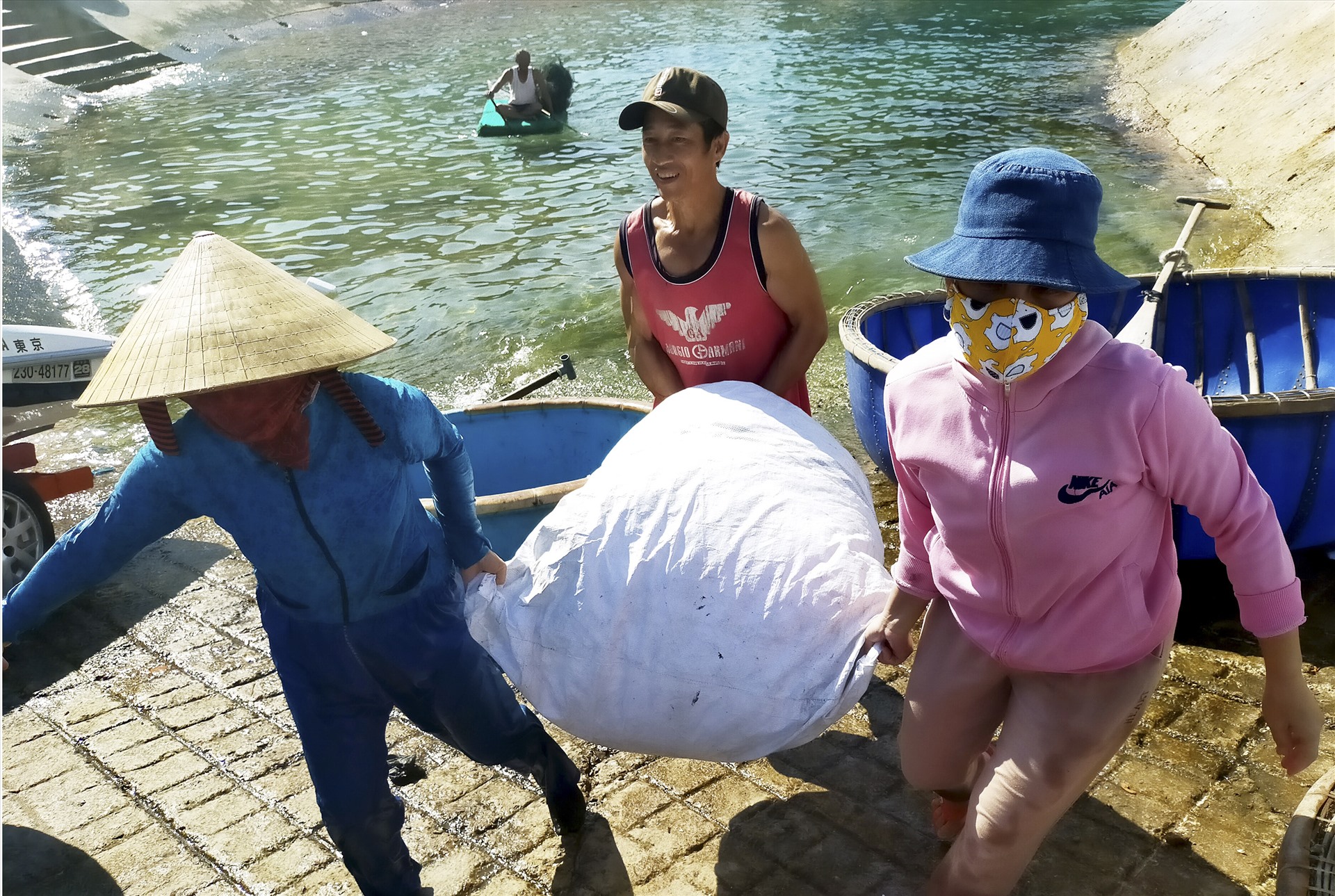 Ảnh hưởng của dịch bệnh COVID-19 nên giá hải sản giảm mạnh nhưng các ngư dân ở Nhơn Lý vẫn nỗ lực vươn khơi đánh bắt.