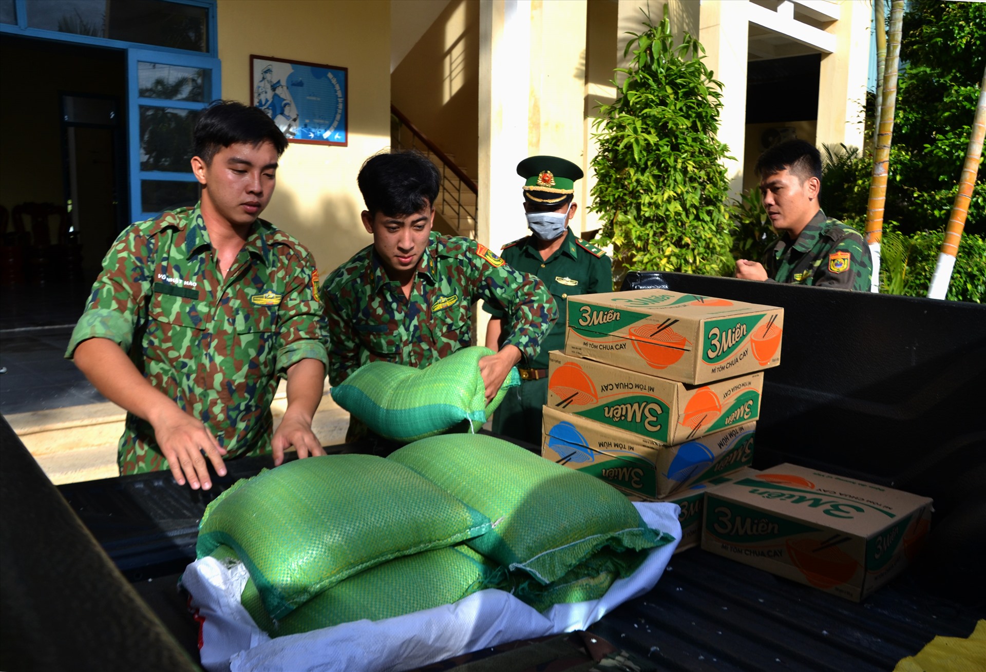 Do địa hình phức tạp, hệ thống giao thông ven biên chưa hoàn chỉnh nên sau khi dùng cơ giới vận chuyển gạo.. Ảnh: LT