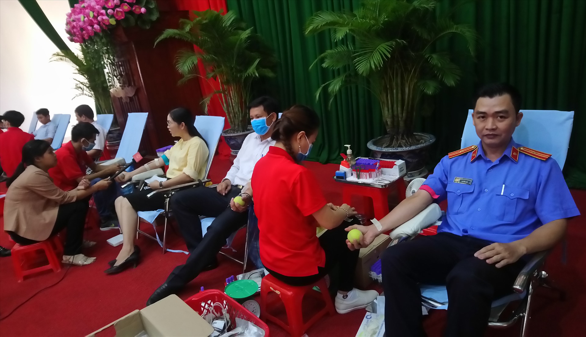Lãnh đạo Tỉnh ủy, Ủy ban nhân dân và các ban ngành tỉnh cùng tham gia hiến máu tình nguyện. Ảnh: Thanh Thủy