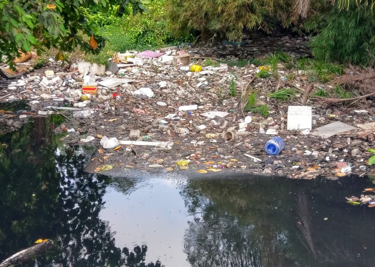 Tại một đoạn kênh ngay cầu Đinh Bộ Lĩnh (phường 24, quận Bình Thạnh) những vỏ chai nhựa, thùng xốp, túi ni lông… nằm ngổn ngang phủ kín mặt kênh.  Ảnh: Minh Quân