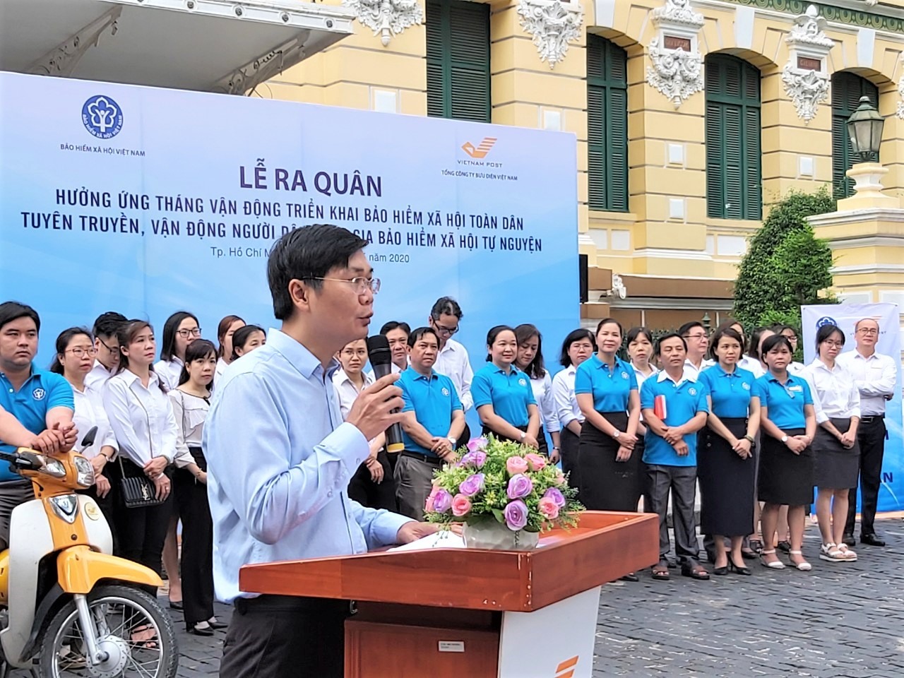 Ông Nguyễn Quốc Thanh, Phó Giám đốc BHXH TPHCM, phát biểu tại lễ ra quân. Ảnh Nam Dương