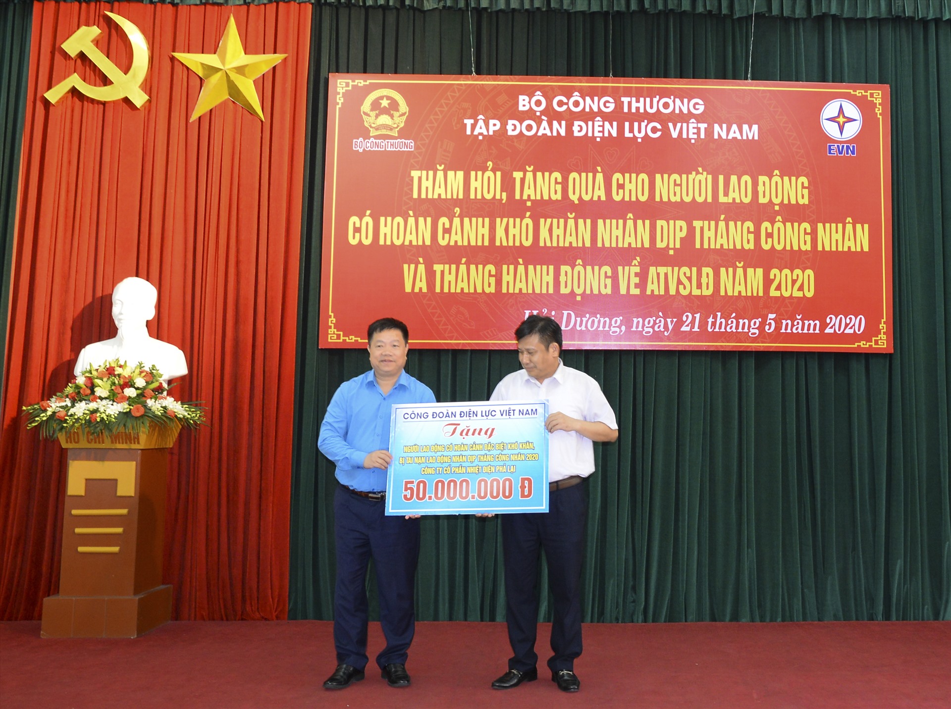 Đồng chí Khuất Quang Mậu – Chủ tịch Công đoàn Điện lực Việt Nam (bên trái) trao quà cho đại diện CBNCV Cty nhiệt điện Phả Lại. Ảnh: Đắc Cường