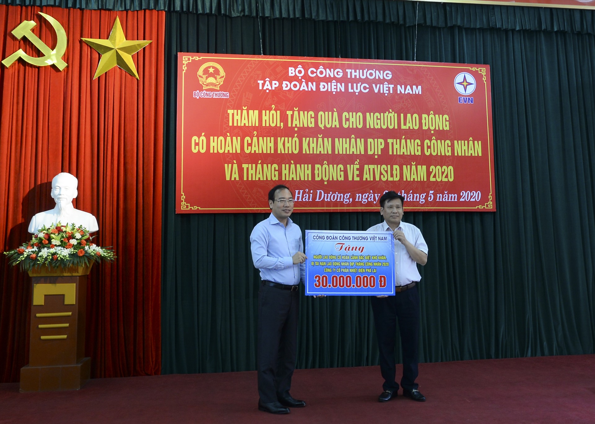 Đồng chí Trần Quang Huy - Uỷ viên Đoàn Chủ tịch Tổng LĐLĐVN, Chủ tịch Công đoàn Công thương Việt Nam (bên trái) trao quà cho đại diện CBCNV Cty nhiệt điện Phả Lại. Ảnh: Đắc Cường