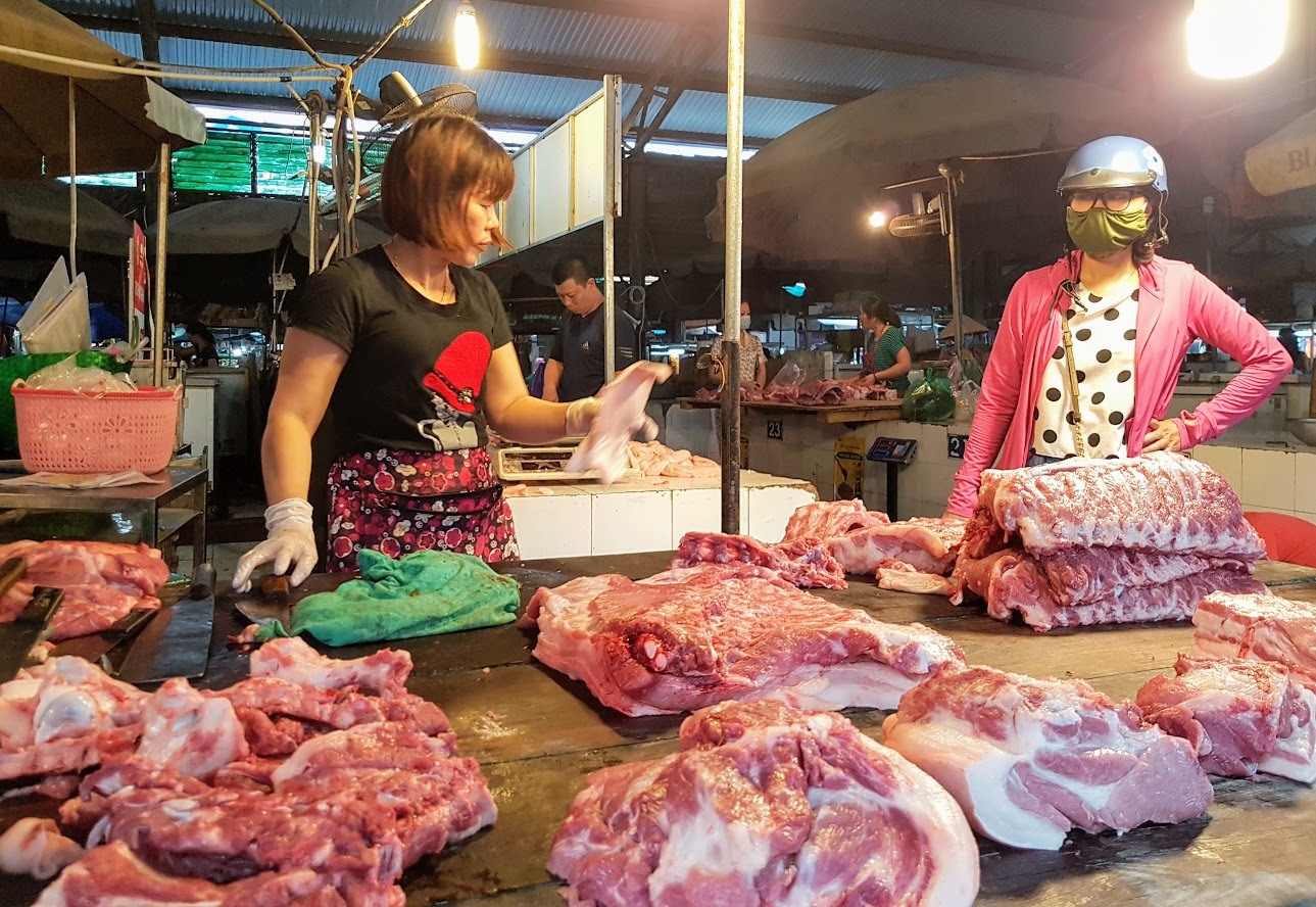 Chị Nội cho biết, ngày 23.5 thịt lợn của C.P đã tăng thêm 6.500 đồng/kg. Ảnh: Vũ Long