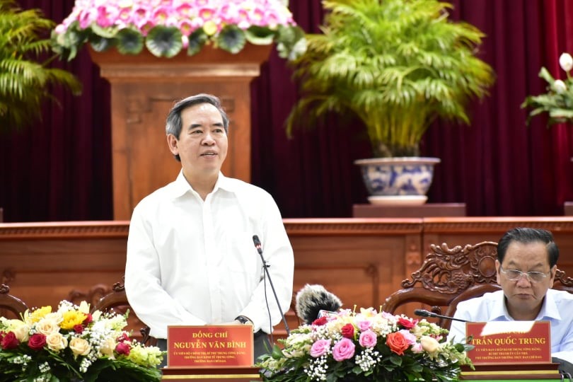Đồng chí Nguyễn Văn Bình - Ủy viên Bộ Chính trị, Trưởng Ban kinh tế Trung ương phát biểu tại hội thảo. Ảnh: Trường Nhân.