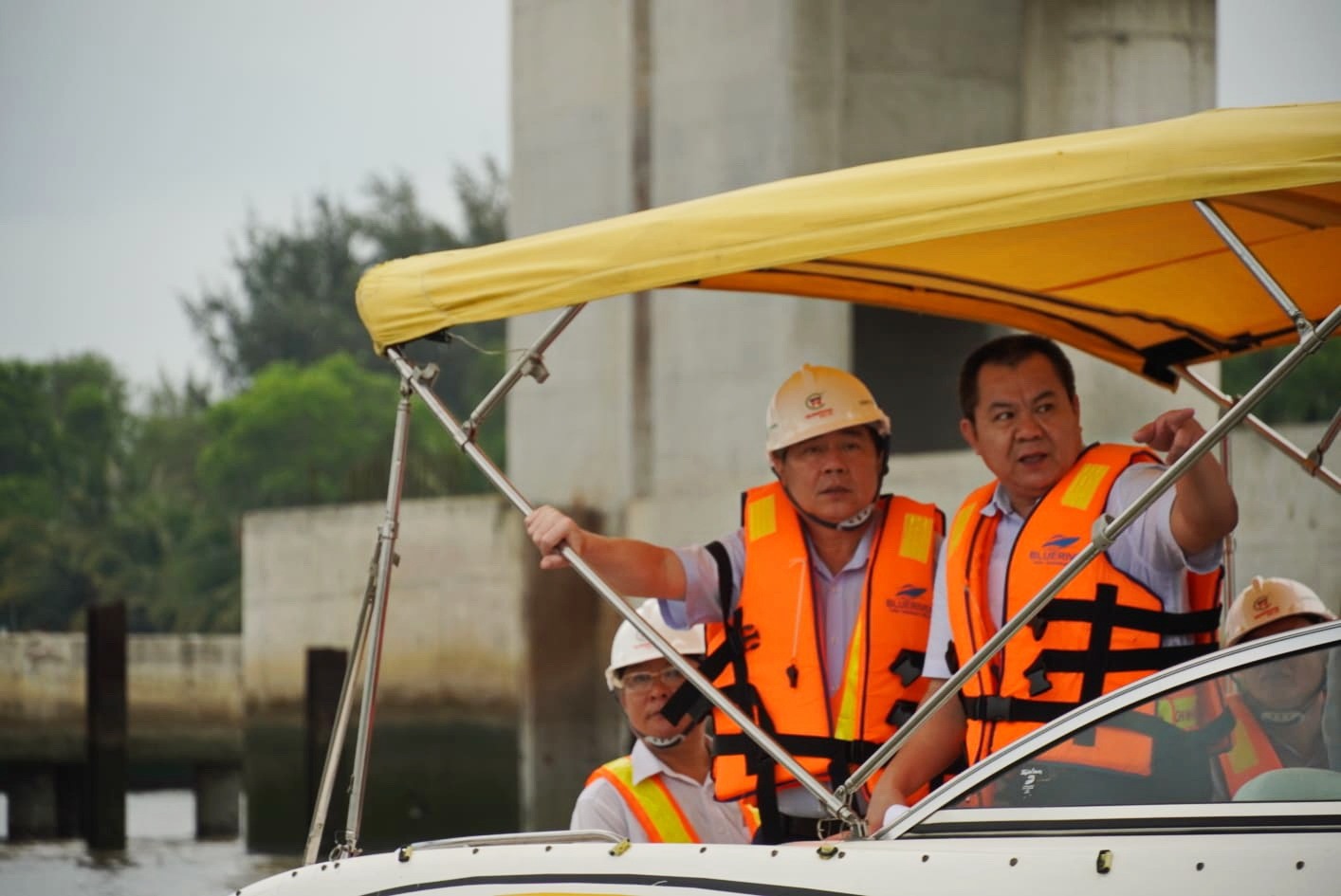 Chủ tịch UBND TPHCM Nguyễn Thành Phong (giữa) đi cano thị sát dự án chống ngập 10.000 tỉ đồng.  Ảnh: Minh Quân