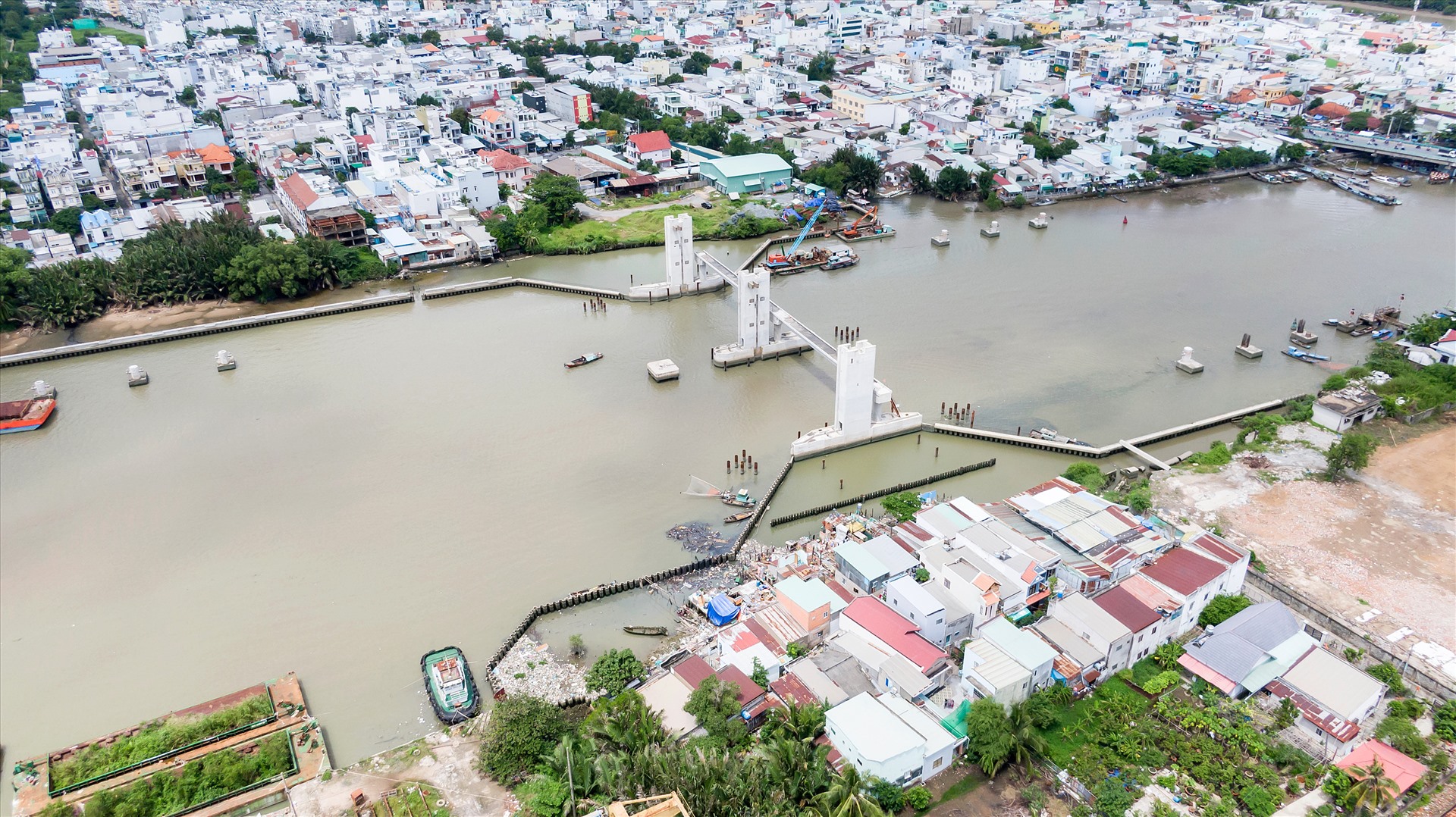 Cống ngăn triều Phú Xuân (huyện Nhà Bè) đạt 72% tiến độ và còn vướng mặt bằng 1 hộ dân.  Ảnh: Minh Quân