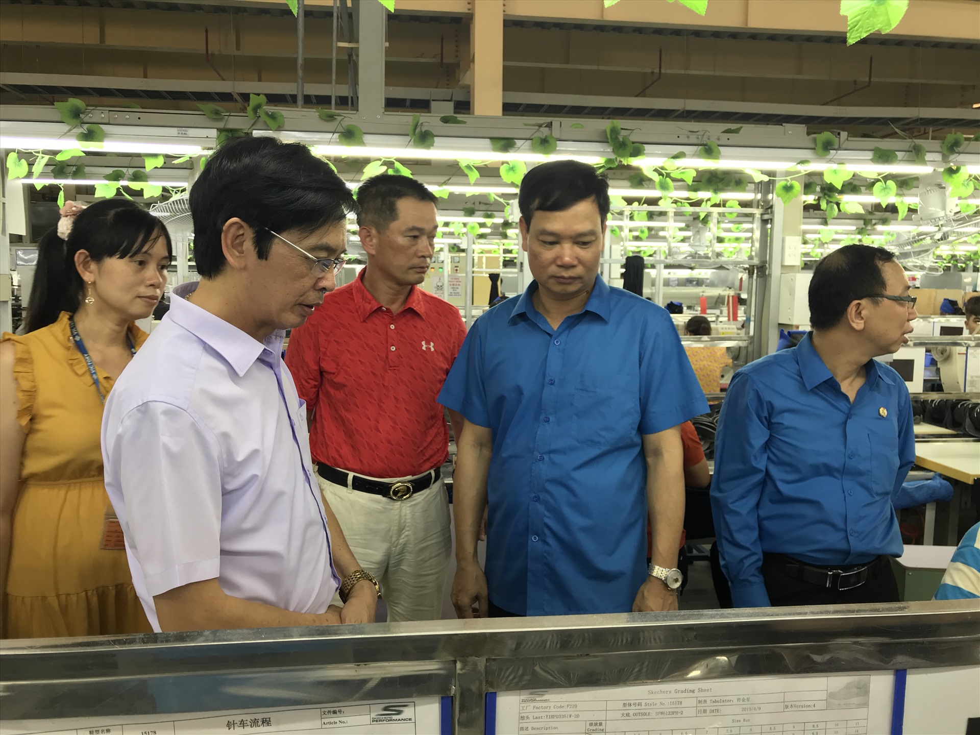 Đoàn đại biểu kiểm tra môi trường lao động sản xuất tại công ty TNHH giầy Victory Việt Nam. Ảnh: Bá Mạnh