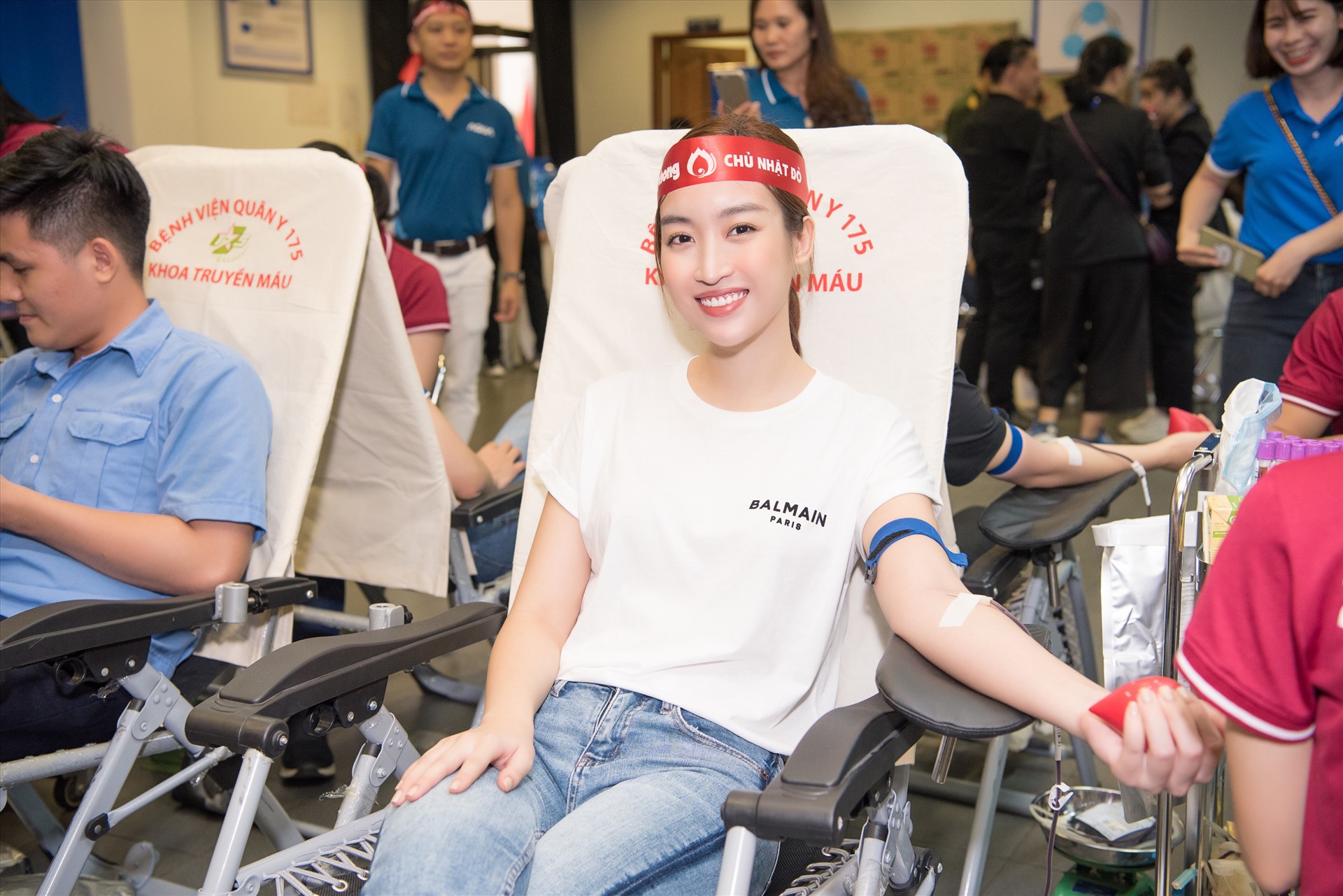 Hoa hậu Đỗ Mỹ Linh hào hứng tham gia hiến máu. Ảnh: Sen Vàng.