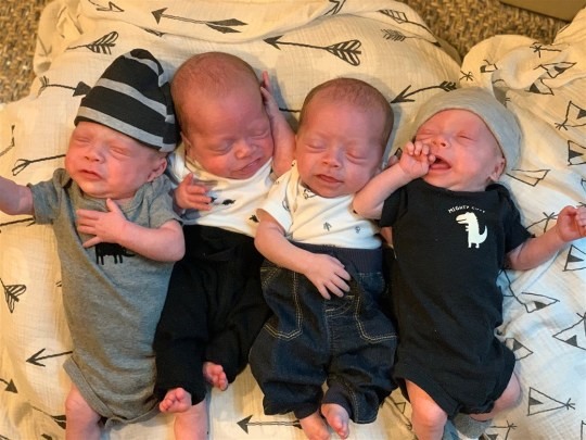 4 em bé cực kì đáng yêu và rất giống nhau. Ảnh: The Sun.