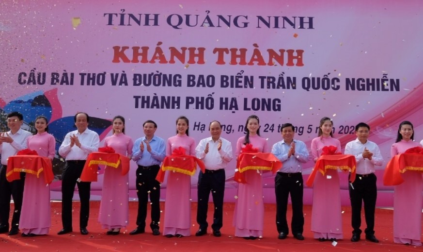 Thủ tướng Nguyễn Xuân Phúc cắt băng khánh thành công trình. Ảnh: Trần Ngọc Duy