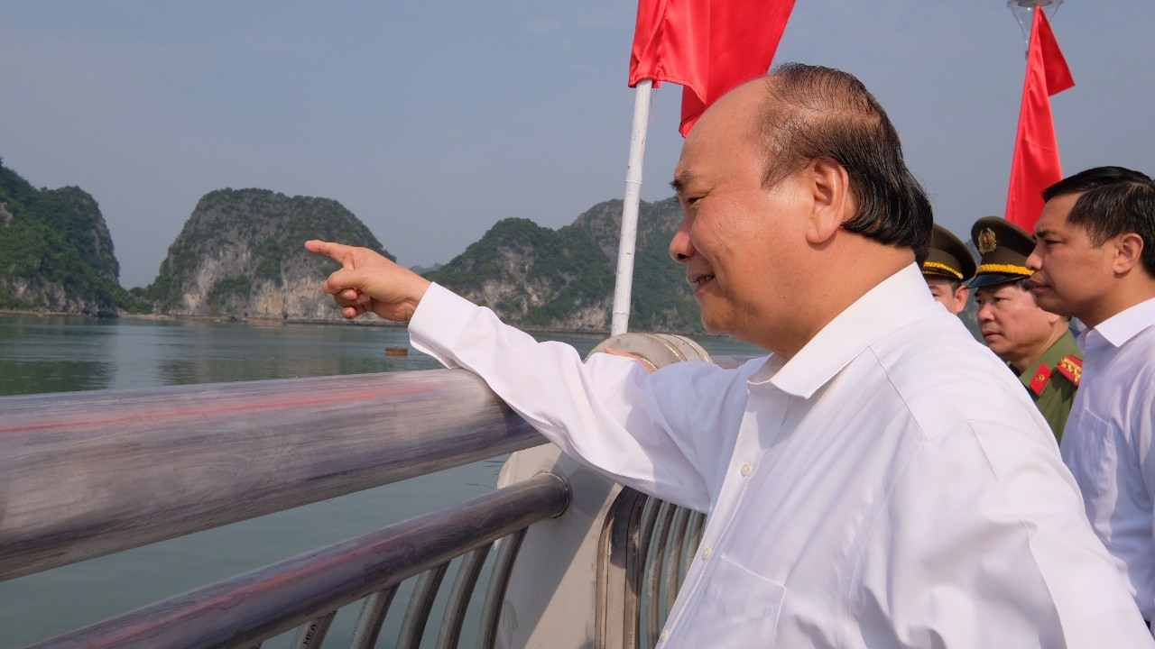 Thủ tướng Nguyễn Xuân Phúc tham quan tuyến đường bao biển Trần Quốc Nghiễn -nằm trong nội đô thành phố Hạ Long. Ảnh: Trần Ngọc Duy