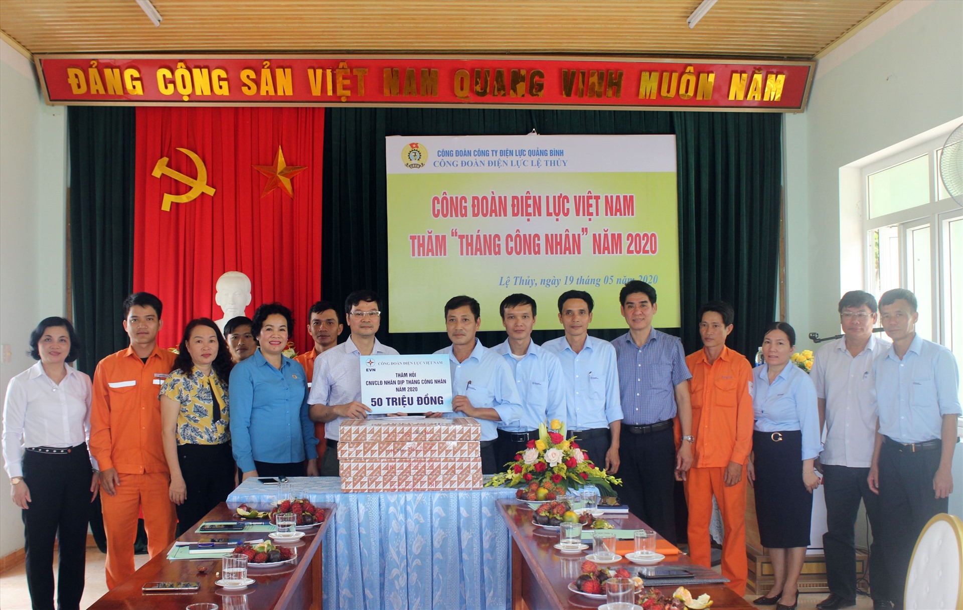 Công đoàn Điện lực Việt Nam tặng quà và trao số tiền 50 triệu đồng thăm hỏi CBCNV Điện lực Lệ Thủy nhân Tháng Công nhân năm 2020. Ảnh: Hương Nguyên