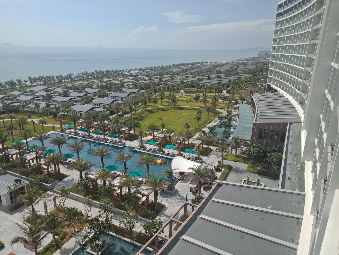 Nếu như ở Movenpick Resort Cam Ranh là nét văn hóa Chăm-pa đặc trưng của Khánh Hòa thì ở Radisson Blu Resort Cam Ranh là sắc màu của cuộc sống làng chài ven biển. Ảnh: Lưu Hoàng