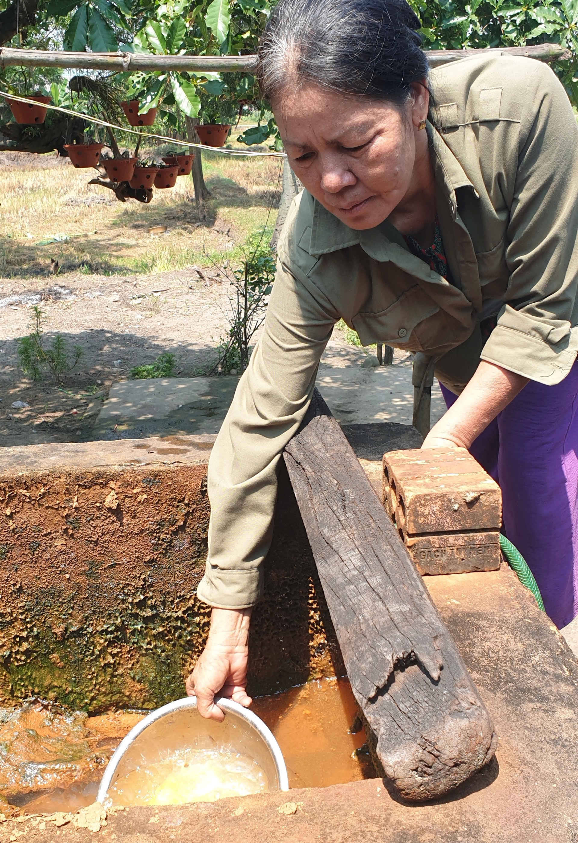 Từ khi Khu Công nghiệp Quán Ngang đi vào hoạt động, nguồn nước giếng của người dân ở xóm Bàu bị ảnh hưởng. Ảnh: Hưng Thơ.