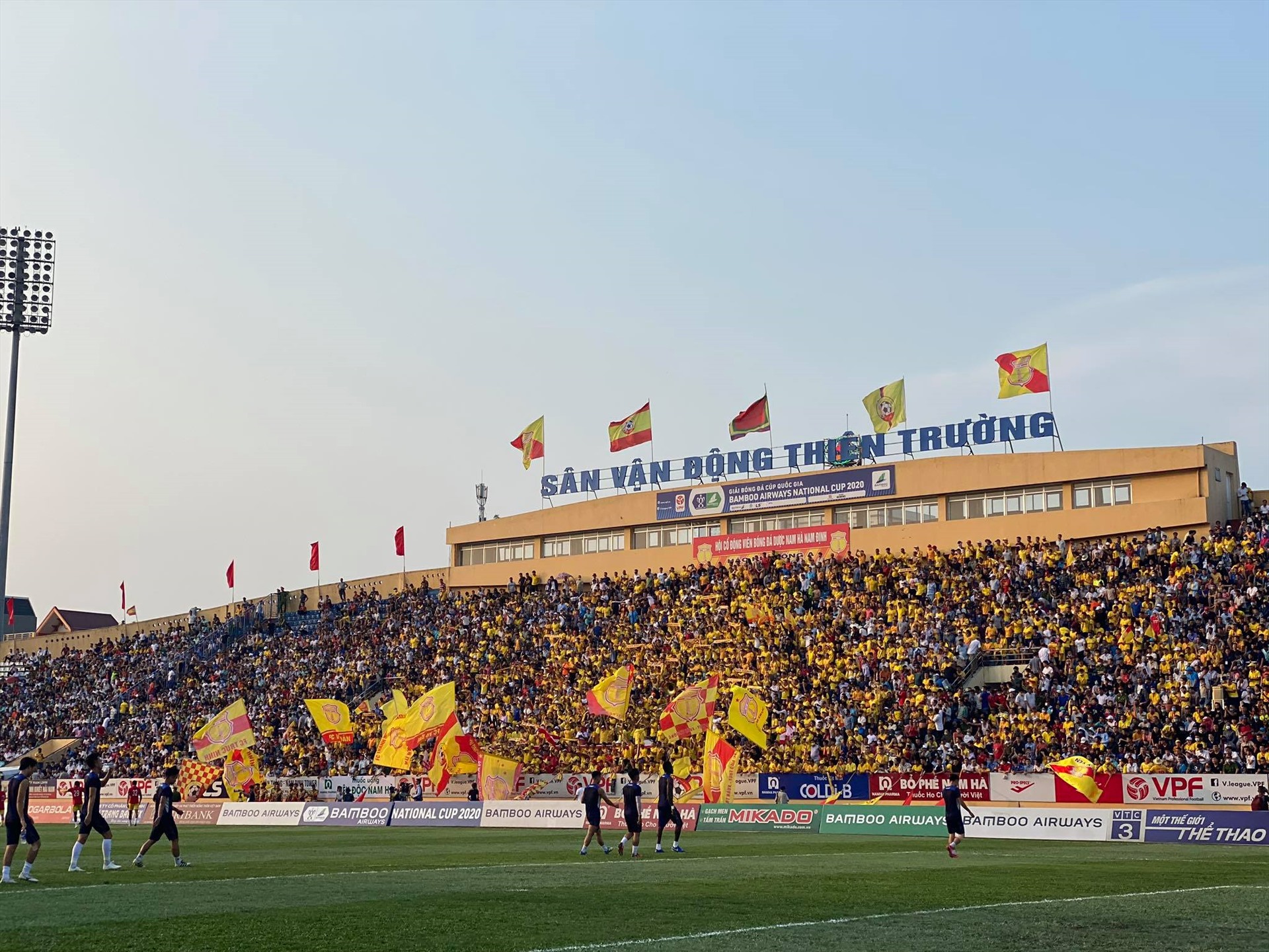 Không khí sôi động mà truyền thông Châu Á phải thán phục ngày bóng đá Việt Nam trở lại. Ảnh: Đăng Huỳnh
