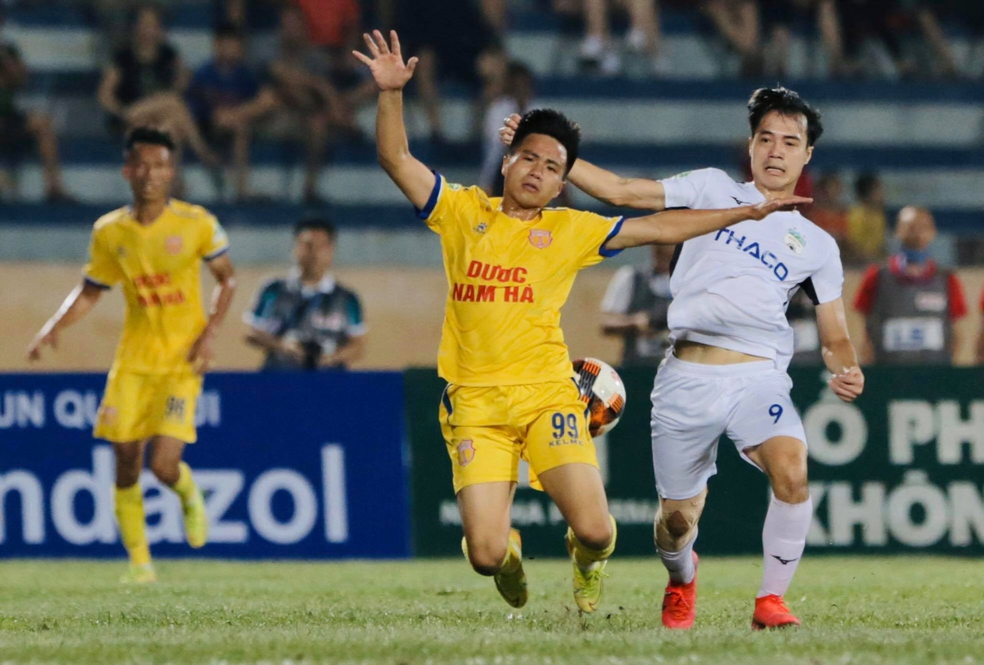Trận đấu diễn ra với chất lượng chuyên môn cao, hứa hẹn sự trở lại tích cực của bóng đá Việt Nam. Ảnh: Đăng Huỳnh