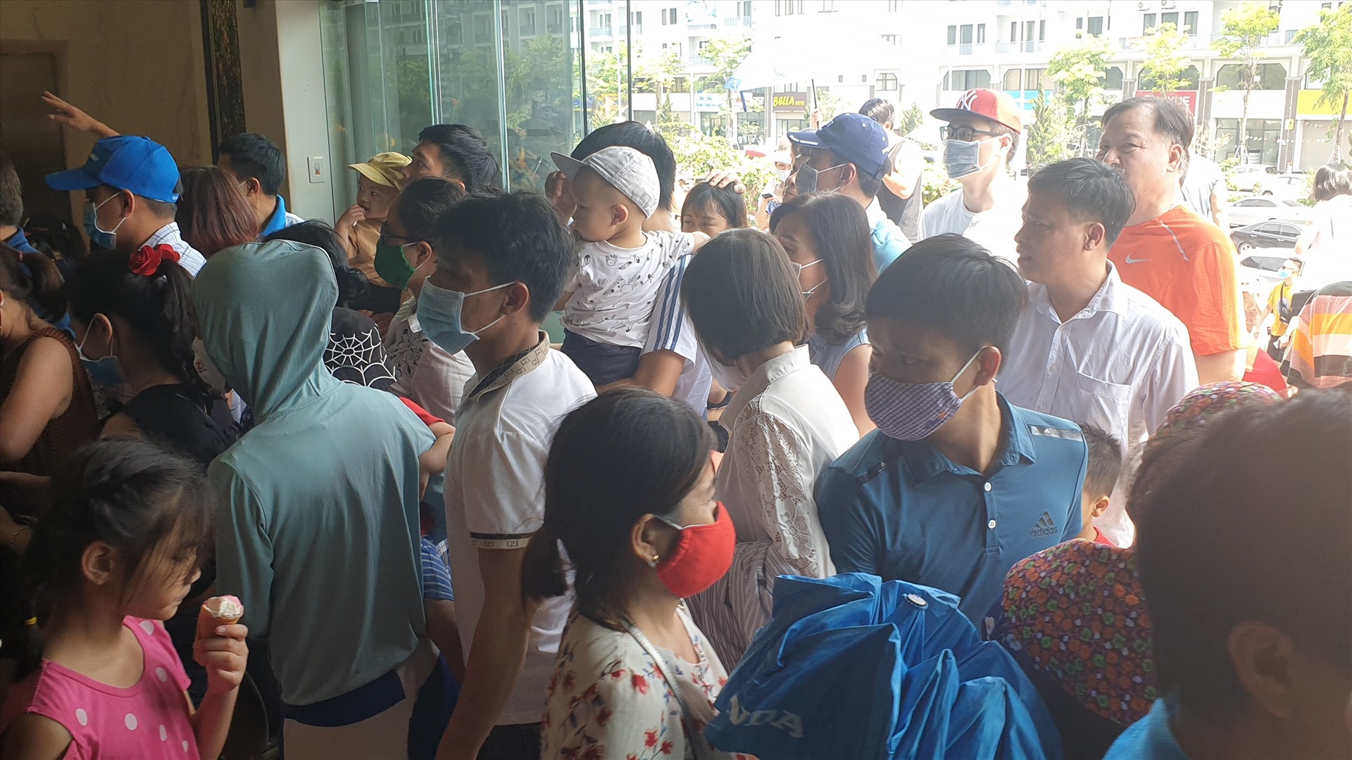 Du khách chen chúc xếp hàng vào thăm Bảo tàng Quảng Ninh sáng 24.5.2020. Ảnh: Nguyễn Hùng
