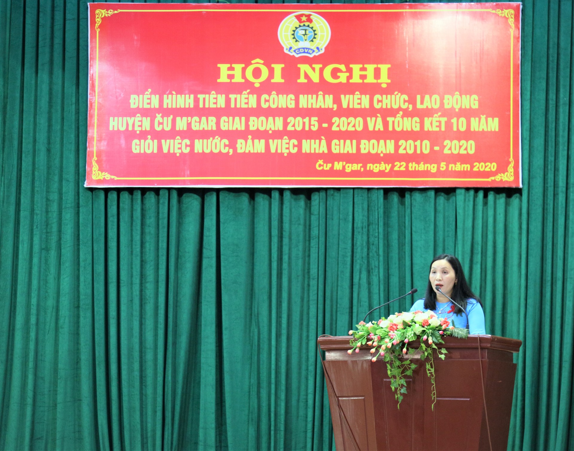 Bà Nguyễn Thị Vọng - Chủ tịch LĐLĐ huyện Cư M'Gar phát biểu tại Hội nghị. Ảnh: Bảo Trung