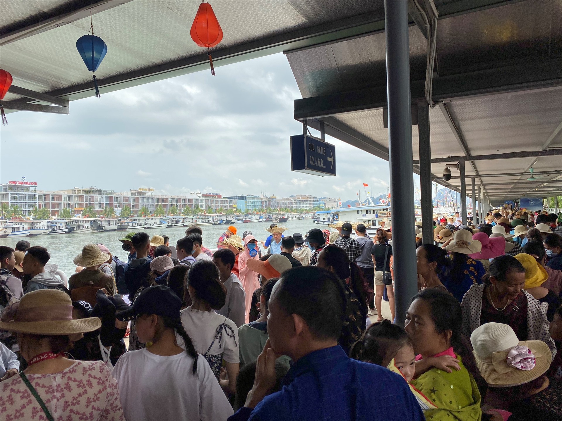 Đến đầu giờ chiều 24.5 lượng du khách đợi tàu đi thăm vịnh vẫn khá đông. Ảnh: Nguyễn Hùng