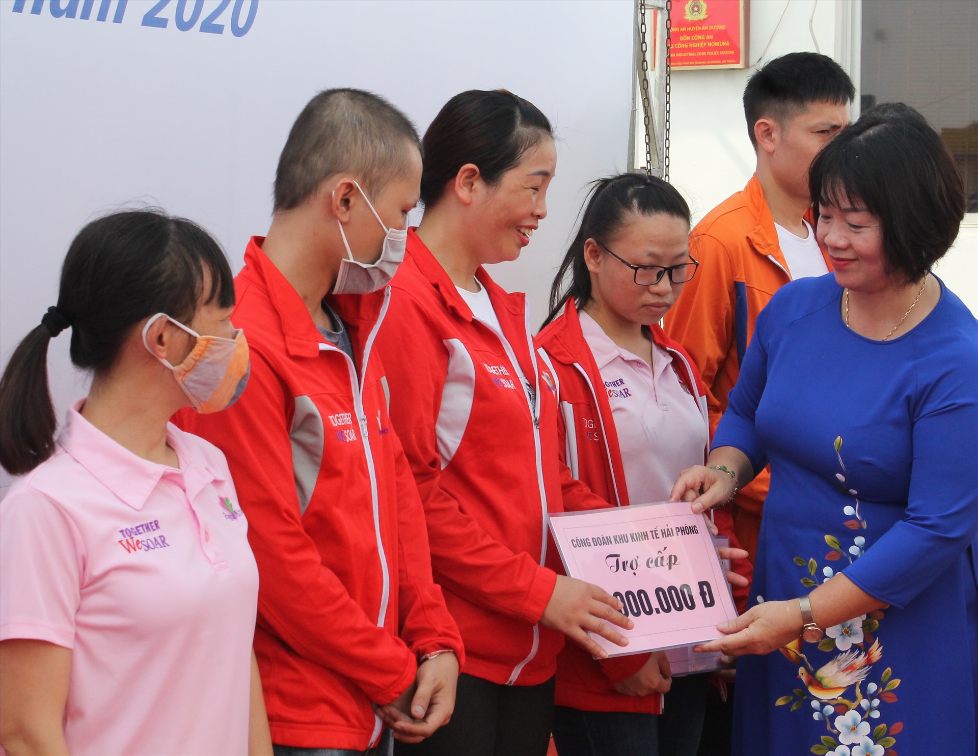 Bà Phạm Thị Hằng - Chủ tịch Công đoàn Khu kinh tế Hải Phòng trao trợ cấp tặng CNLĐ. Ảnh MD