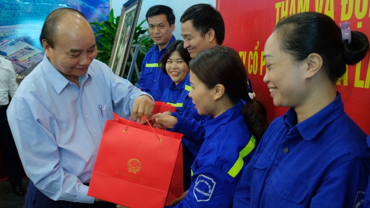 Thủ tướng Nguyễn Xuân Phúc tặng quà cho công nhân Công ty CP than Hà Lầm. Ảnh: Trần Ngọc Duy