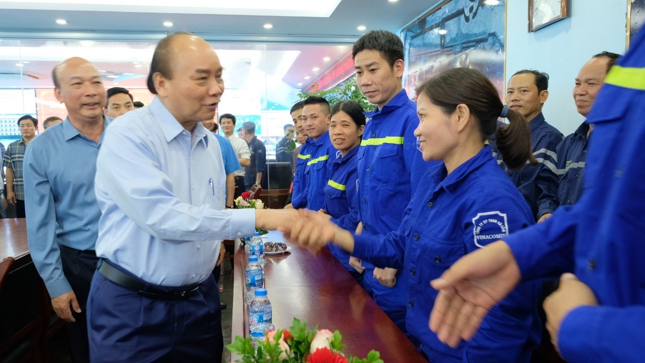 Thủ tướng Nguyễn Xuân Phúc vui mừng lần đầu tiên được thăm, trò chuyện với công nhân Công ty CP than Hà Lầm. Ảnh: Trần Ngọc Duy