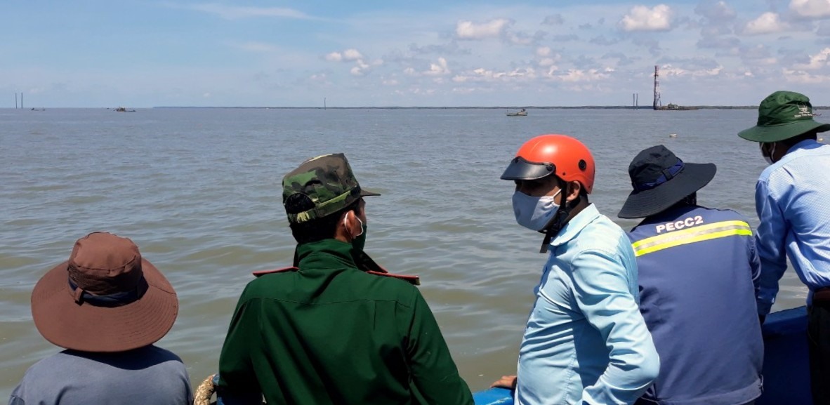 Sau phản ảnh của ngư dân, các ngành chức năng Cà Mau khảo sát thực tế điện gió Tân Thuận (ảnh Nhật Hồ)