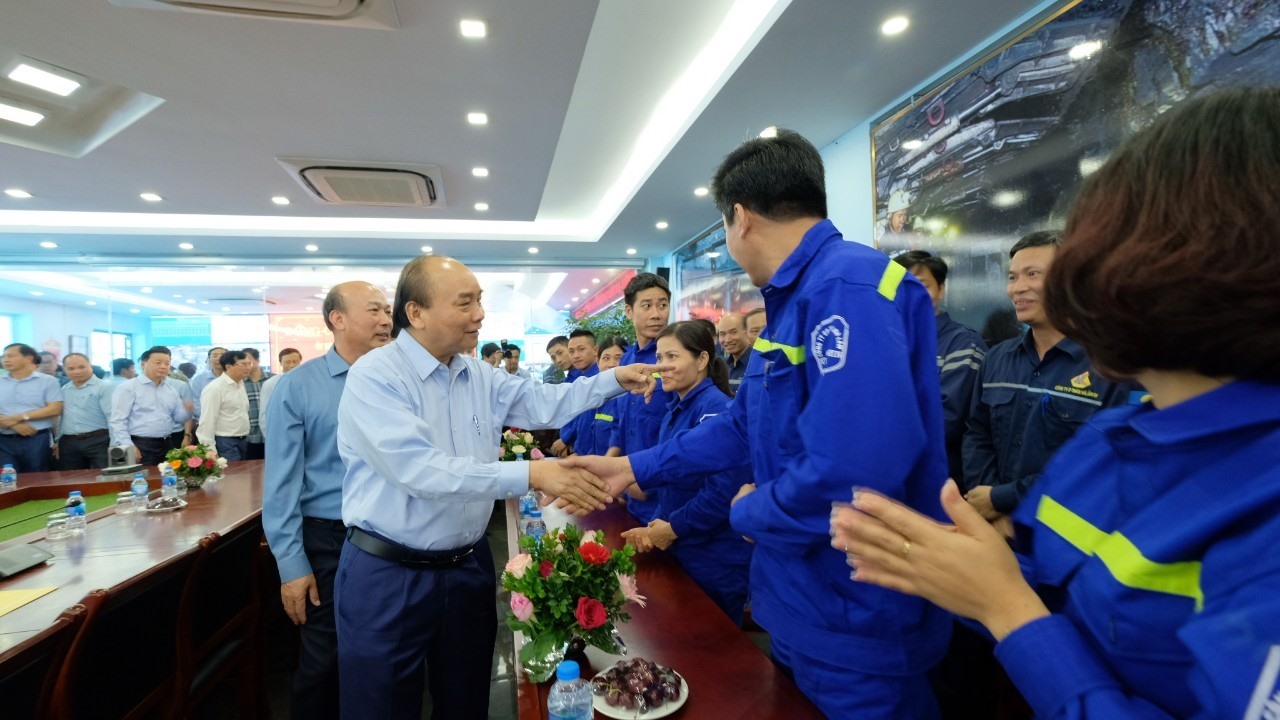 Thủ tướng Nguyễn Xuân Phúc thăm, trò chuyện với công nhân mỏ than Hà Lầm. Ảnh: Trần Ngọc Duy