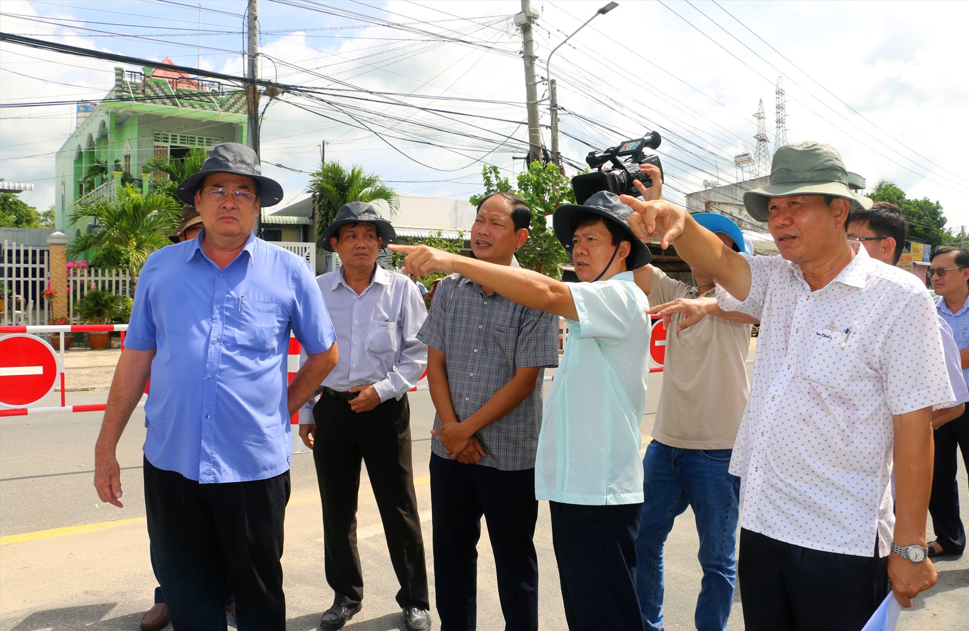 Chủ tịch UBND tỉnh An Giang Nguyễn Thanh Bình (bìa trái) cùng cơ quan chức năng khảo sát điểm sạt lở. Ảnh: LT