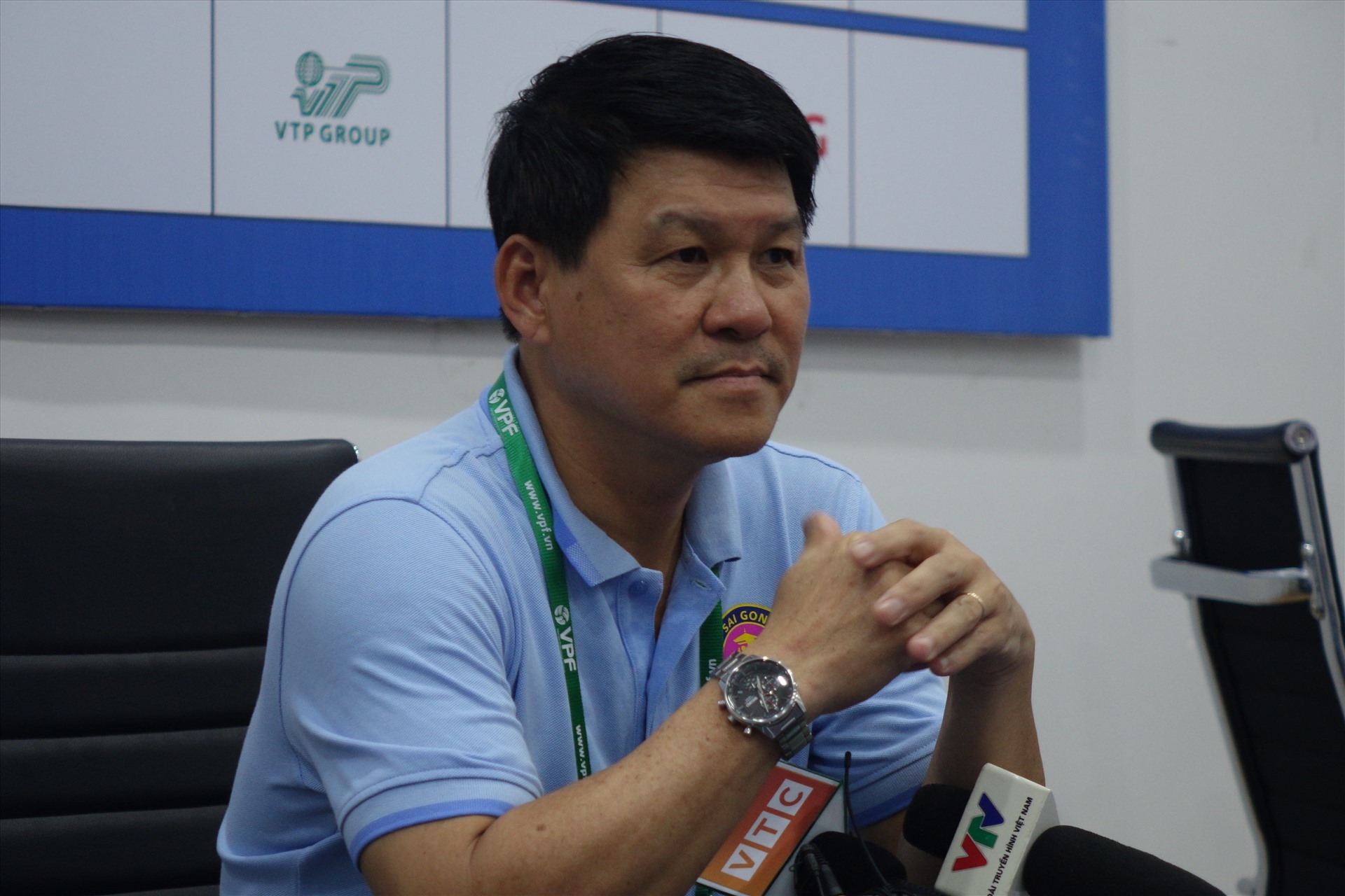 Huấn luyện viên Vũ Tiến Thành rất tích cực phản biện về lịch thi đấu mà VFF, VPF ban hành. Ảnh: Nguyễn Đăng.