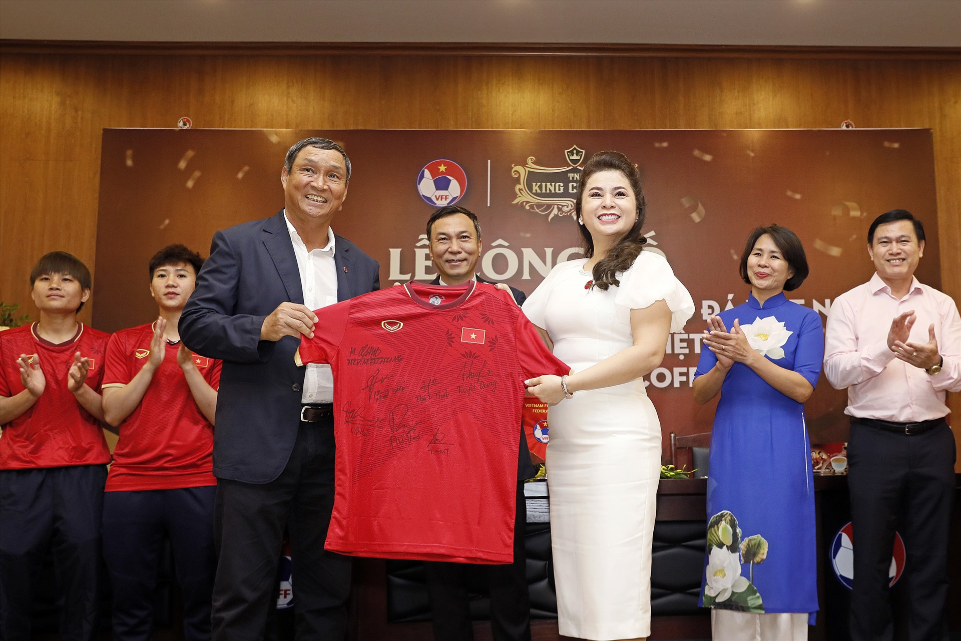 Huấn luyện viên Mai Đức Chung tặng bà Lê Hoàng Diệp Thảo áo thi đấu với chữ ký của các tuyển thủ. Ảnh: VFF