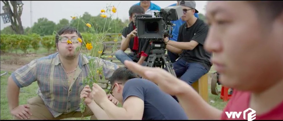 Để có cánh hoa rung rinh trước gió là cả nỗ lực của ekip thổi hoa. Trước đó, đạo diễn đã cho 3 diễn viên quần chúng thi tài để chọn ra một người phù hợp nhất. Ảnh cắt từ phim: Nguồn VTV.