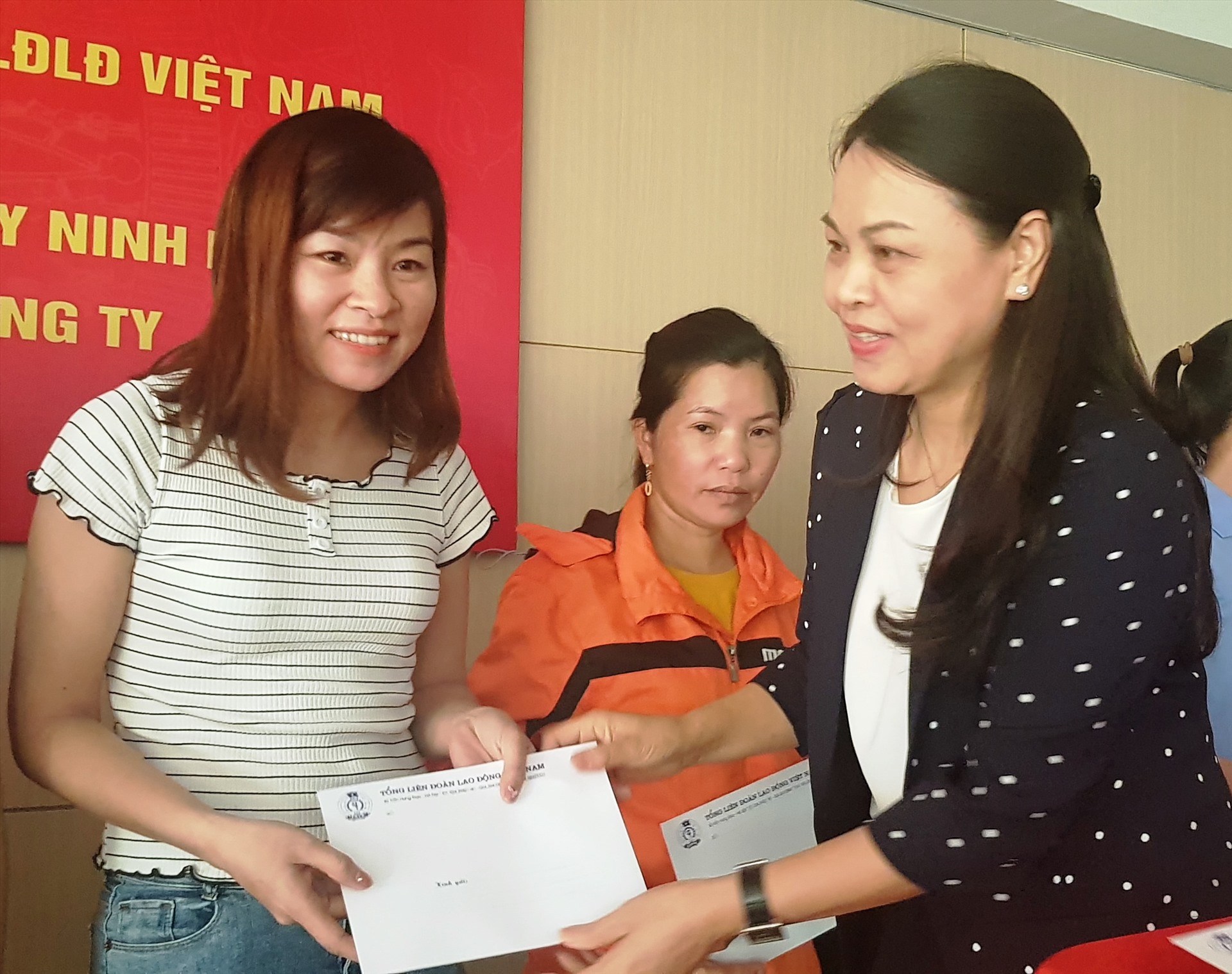 Bà Nguyễn Thị Thu Hà, Bí thư Tỉnh ủy Ninh Bình tặng quà cho CNLĐ tại Cty TNHH Mcnex Vina. Ảnh: NT